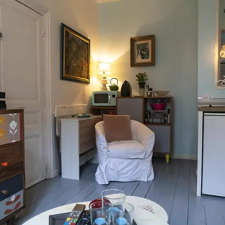 דירה Charming And Bright Apt With Beautiful Terrace