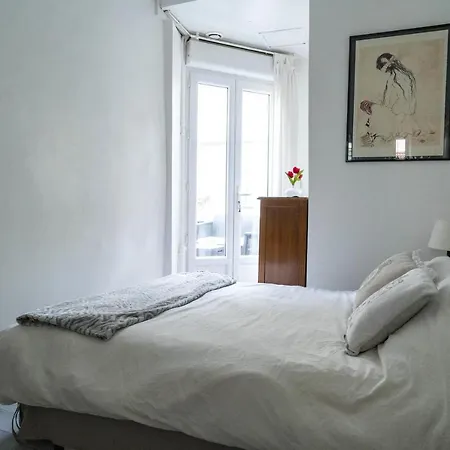 Charming And Bright Apt With Beautiful Terrace דירה *