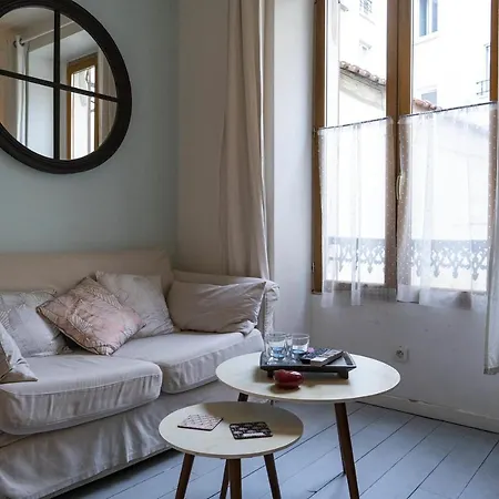 Charming And Bright Apt With Beautiful Terrace דירה *